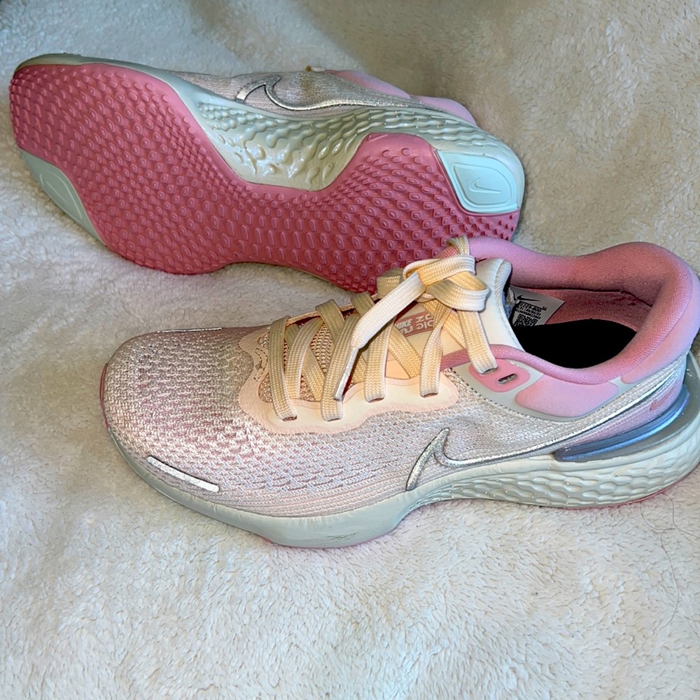 NIKE INVINCIBLE RUN ZOOM X.  Womens 7.5